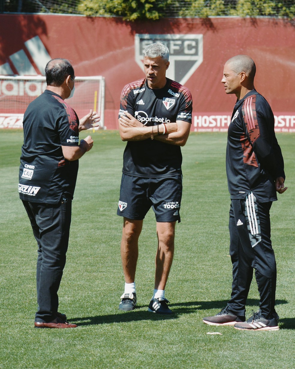 Muricy, Crespo e Alex conversam no CT do São Paulo — Foto: Alexandre Coutinho e Fellipe Lucena / saopaulofc
