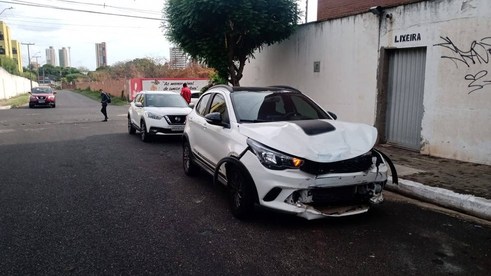Carro envolvido na colisão que vitimou o motoqueiro Luís Eduardo — Foto: Lívia Ferreira /g1