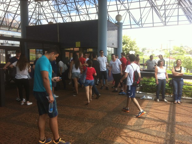 Estudantes aprovados prestaram a segunda fase do vestibular da Unesp neste domingo em Araraquara (Foto: Orlando Duarte Neto/G1)