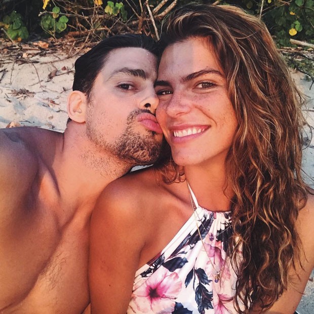 Cauã Reymond faz biquinho em foto na praia com a namorada, Mariana Goldfarb  - Quem | QUEM News