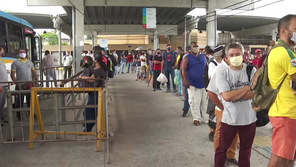 Fila para embarcar em ônibus no Terminal Integrado do Barro, no Recife, nesta quarta-feira (20) — Foto: Reprodução/TV Globo