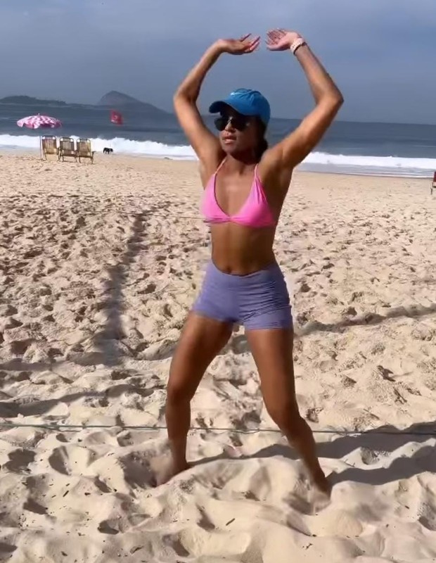 Lucy Alves se exercita em praia carioca (Foto: Reprodução/Instagram)