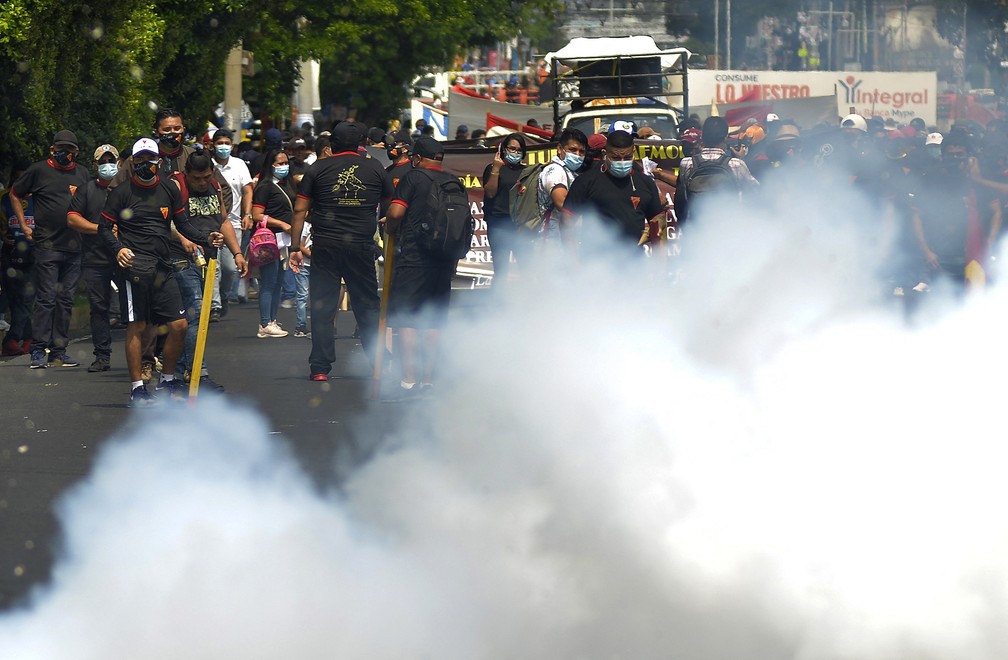Manifestantes participam de protesto pelo Dia Internacional do Trabalho, em San Salvador, El Salvador — Foto: Marvin Recinos/AFP