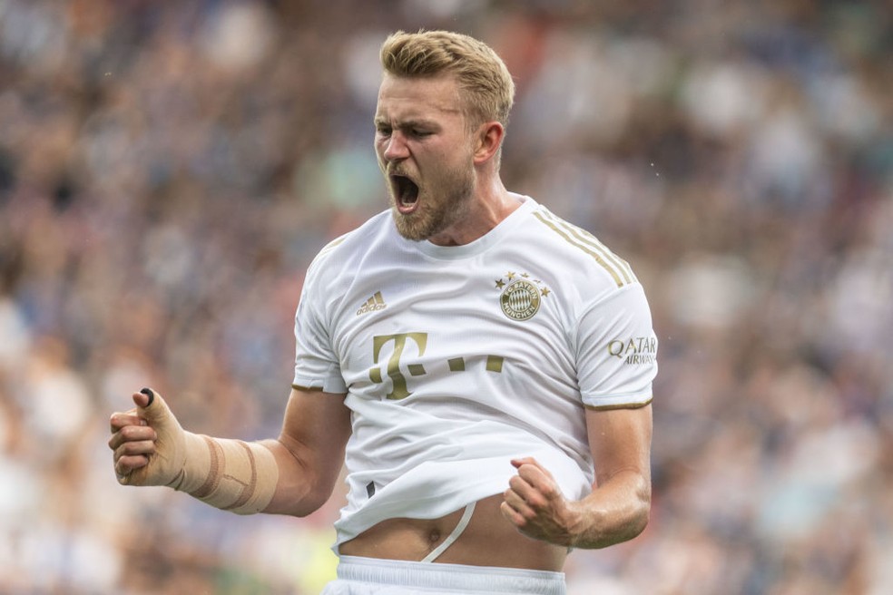 De Ligt comemora o primeiro gol marcado com a camisa do Bayern de Munique, sobre o Bochum — Foto: Getty Images