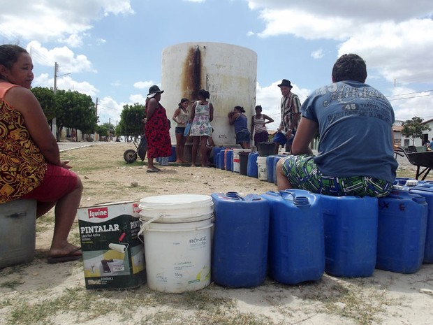 Moradores de Equador, RN, precisam enfrentar filas para conseguir água (Foto: Anderson Barbosa/G1)