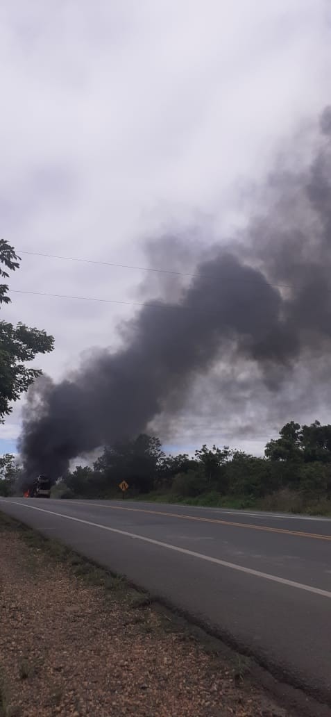 Cegonheira pega fogo na BR-135 próximo a Augusto de Lima