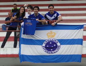 Fãs de Fábio chamam a atenção em treino do Cruzeiro em Santa Catarina