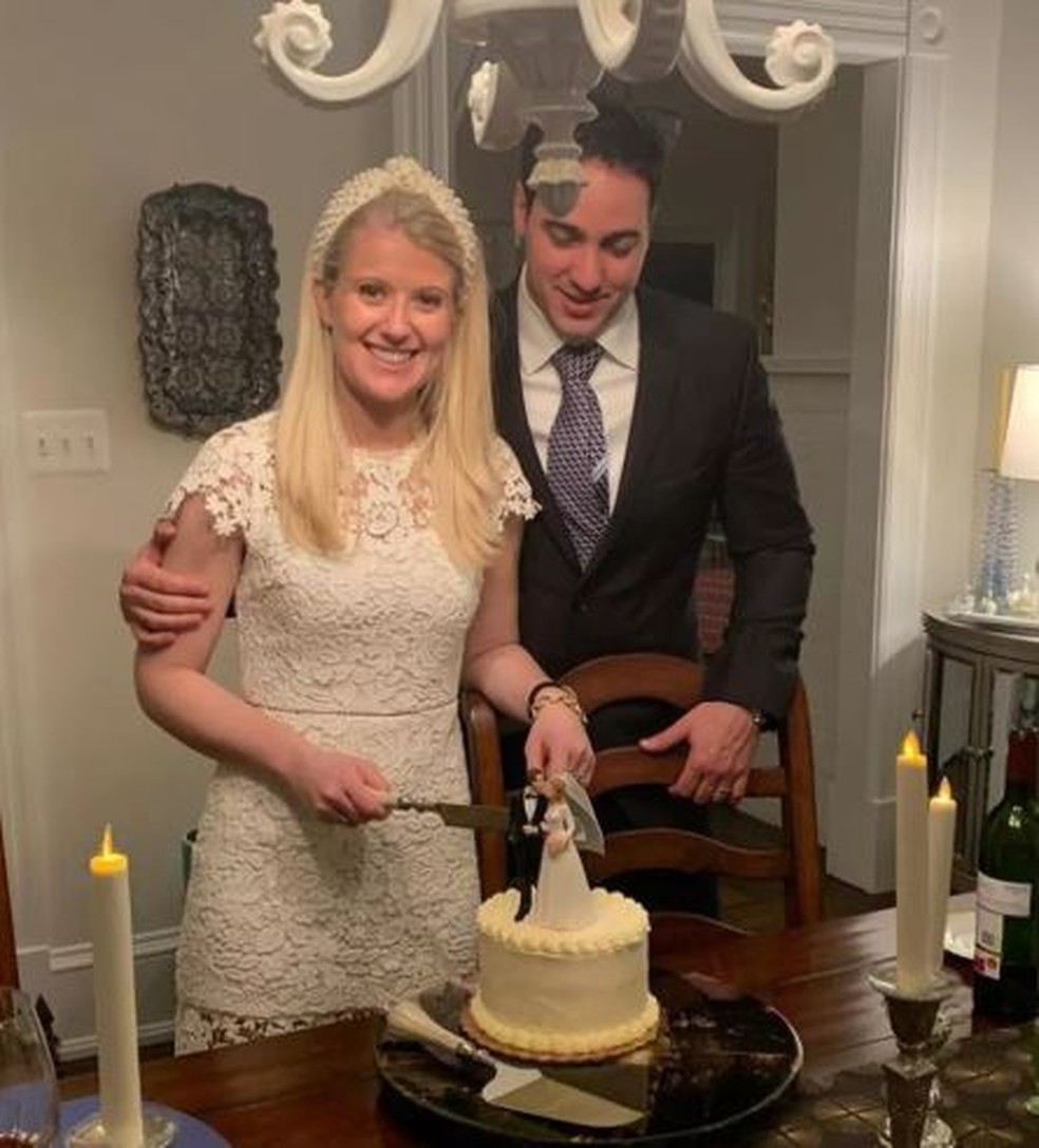 João Daniel e a mulher, Chelsea: casamento que seria em Portugal foi antecipado e feito às pressas, sem festa -- amigos acompanharam a transmissão na web — Foto: Arquivo pessoal