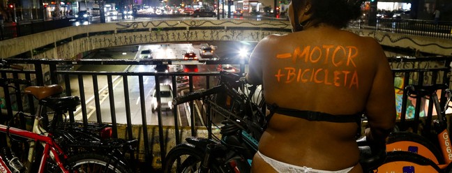 Em manifestação, ciclistas pedalaram pelados durante a noite, em SP — Foto: AFP/MIGUEL SCHINCARIOL
