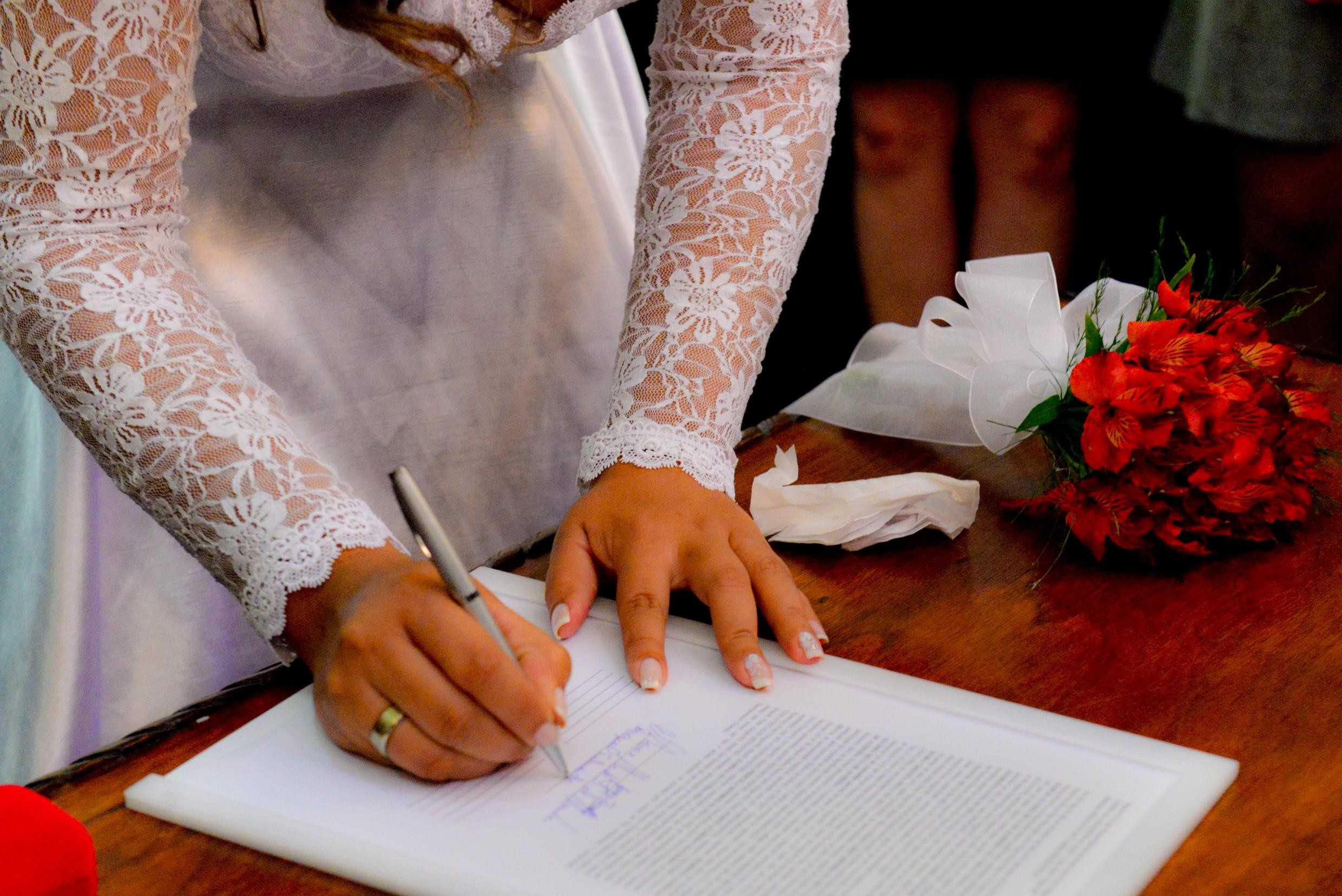 Número de mulheres que adotam nome do marido após o casamento cai 35% no RS em duas décadas