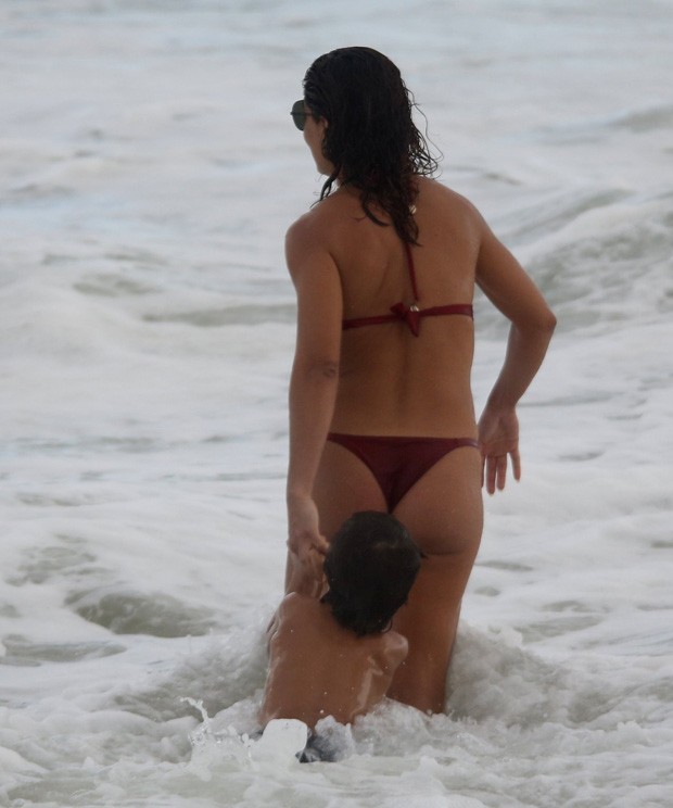 Juliana Paes com o marido e filhos (Foto: AgNews) Juliana Paes com o marido e filhos (Foto: AgNews)