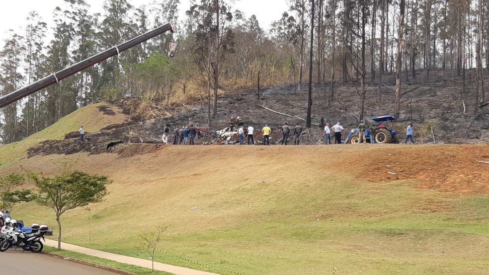 Equipes trabalham em área onde avião caiu, em Piracicaba — Foto: Edijan Del Santo/ EPTV