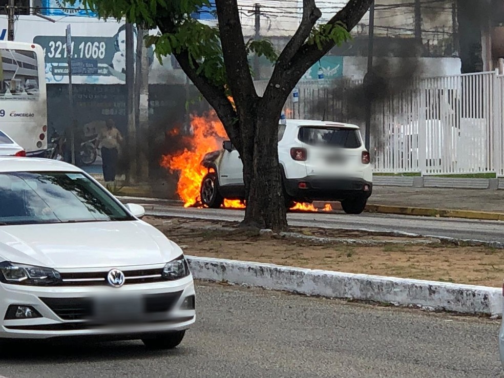 Carro pegou fogo na Avenida Prudente de Morais, em Natal â€” Foto: Redes Sociais