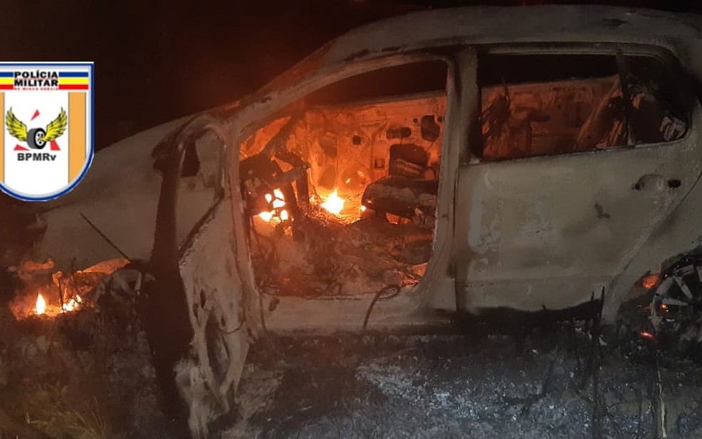 Carro pega fogo após pneu furar na MG-290, em Inconfidentes, MG — Foto: Polícia Militar Rodoviária