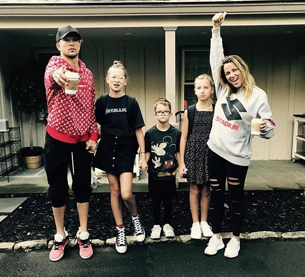 O pastor Carl Lentz com a esposa e os filhos (Foto: Instagram)