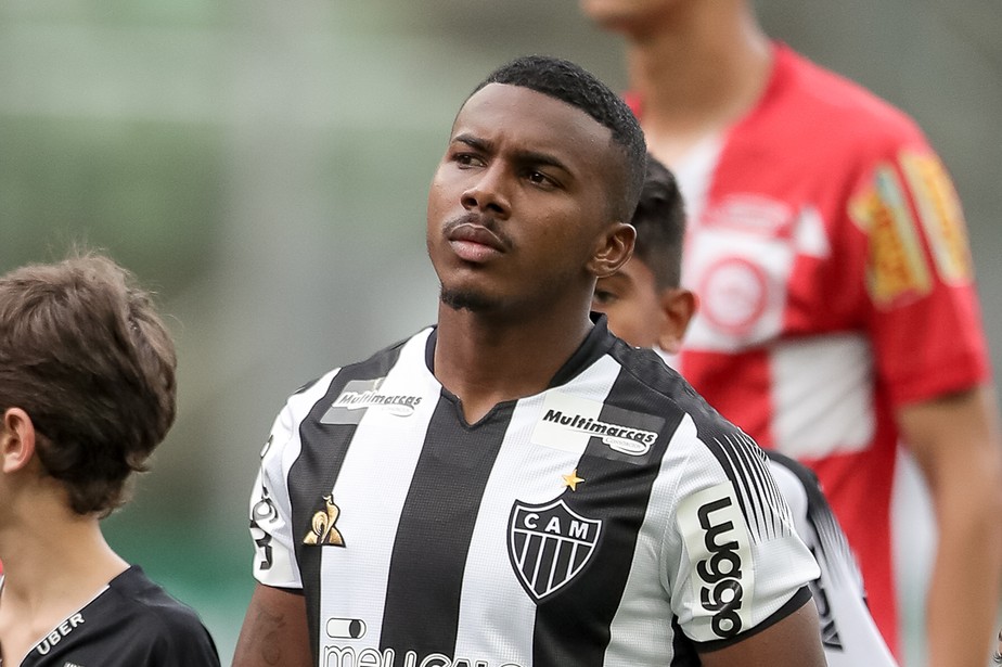 Marquinhos muda de posição no Atlético-MG, cresce no jogo ...