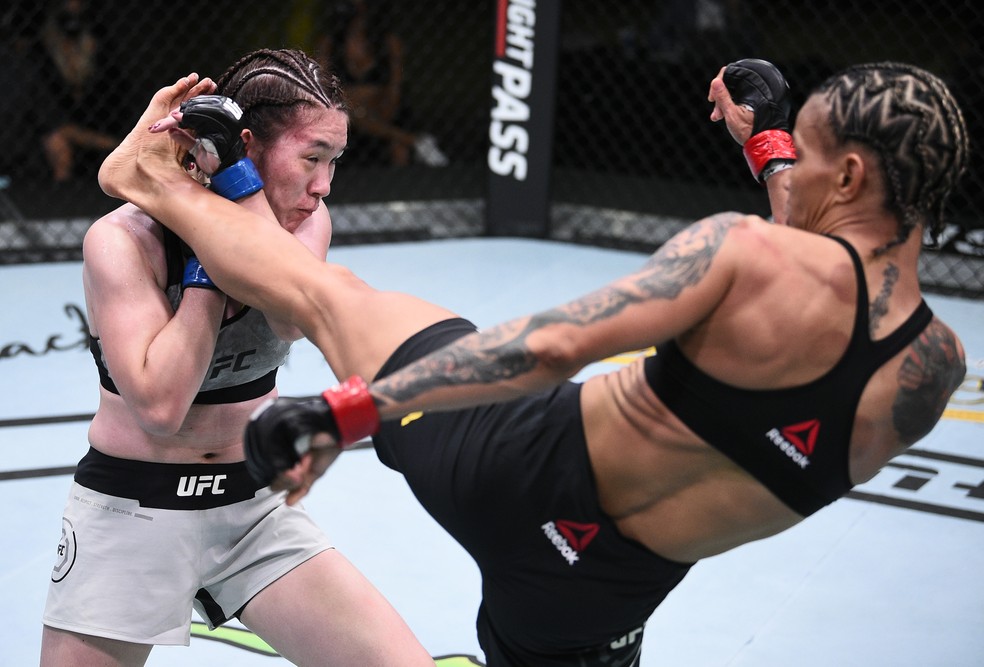 Amanda Lemos acerta um chute alto em Mizuki Inoue no UFC Munhoz x Edgar — Foto: Getty Images