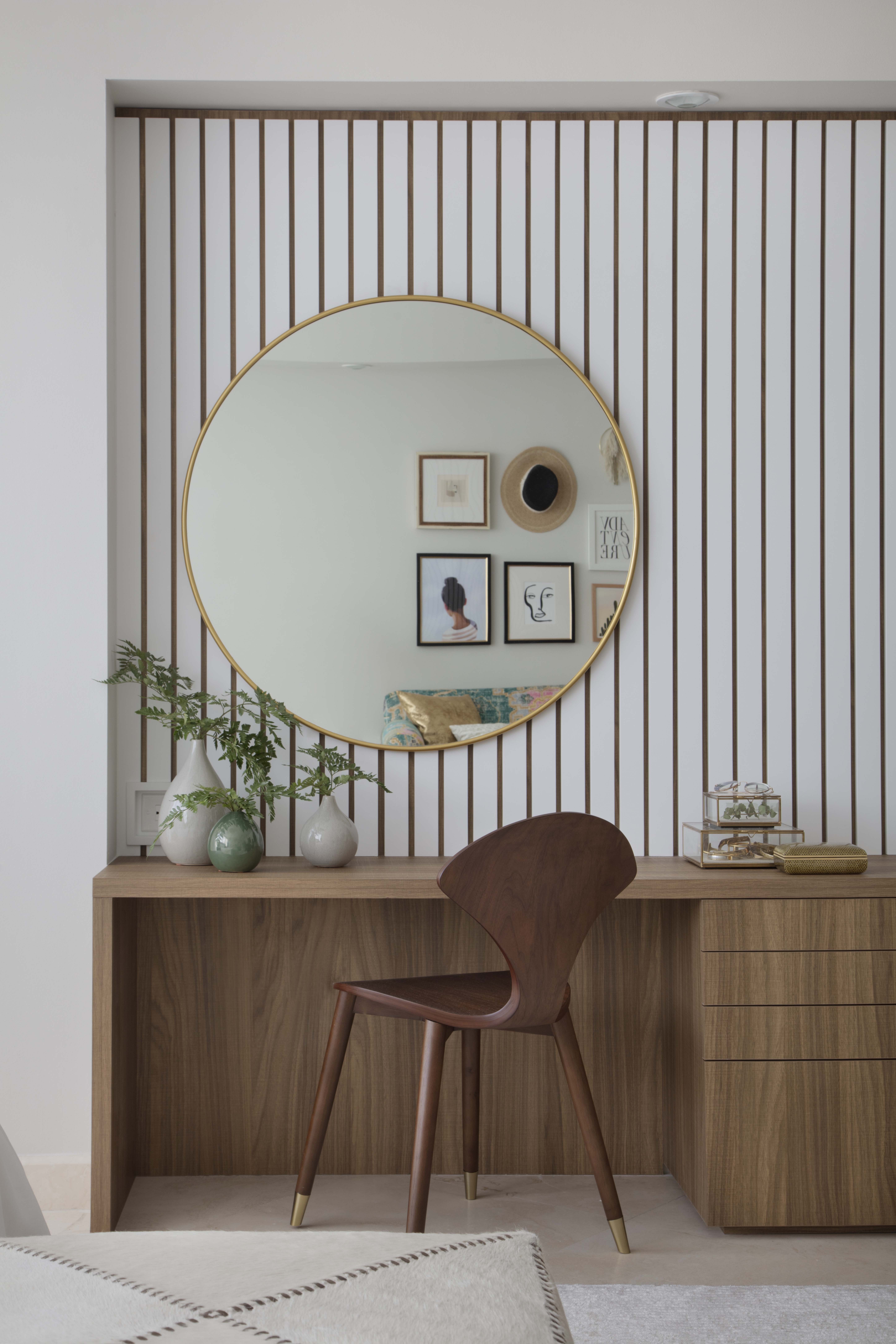 Espelhos de parede: 13 ideias de como usar o recurso na decoração (Foto: Denilson Machado/ MCA Estúdio/ Divulgação )