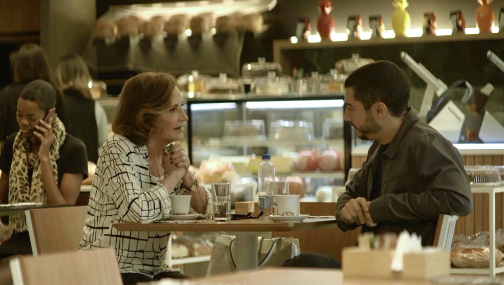 Linda (Rosamarinha Murtinho) conta a Camilo (Lee Taylor) que Vivi (Paolla Oliveira) está de malas prontas para viajar, em 'A Dona do Pedaço' — Foto: Globo