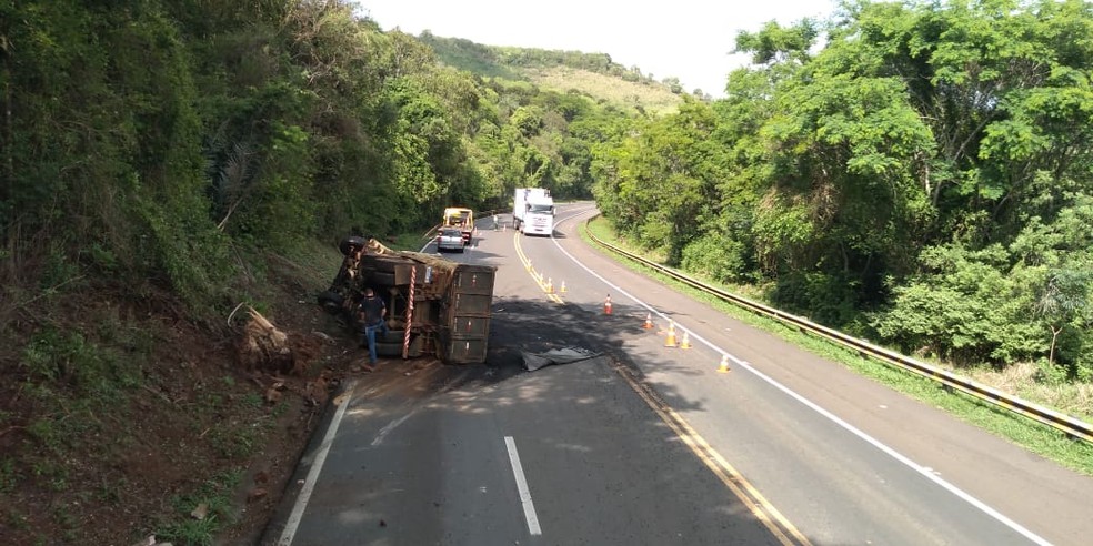 Caminhão tombou no km 413, da BR-277 — Foto: Ecocataratas/Divulgação