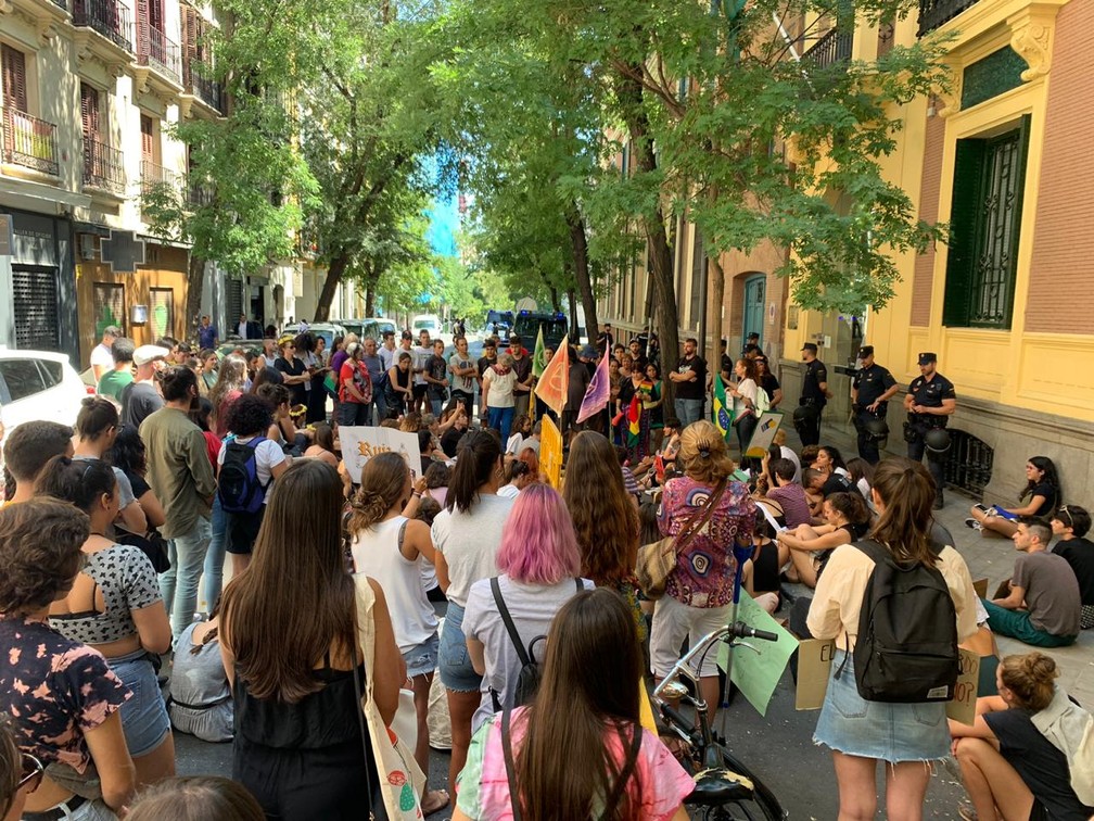 Manifestantes foram às ruas de Madri, na Espanha, nesta sexta-feira (23), para pedir a preservação da Amazônia. — Foto: Arquivo pessoal/Luís Lima