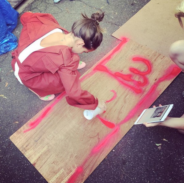 Katie Holmes também publicou uma foto de Suri com um spray de tinta (Foto: Reprodução/Instagram)
