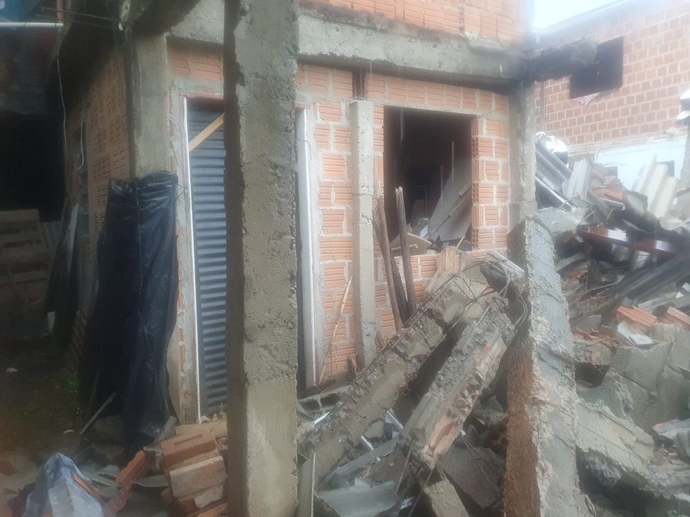 Casa de dois andares desaba após forte chuva em Itajubá — Foto: Corpo de Bombeiros