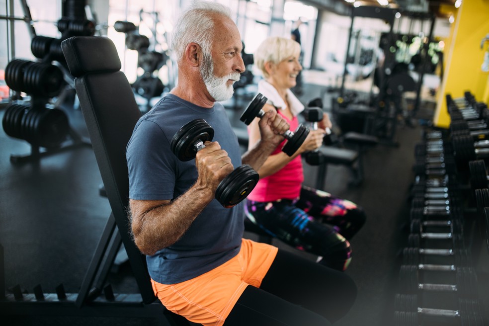 Fazer exercícios de força como a musculação é um dos hábitos para frear a sarcopenia — Foto: Istock Getty Images