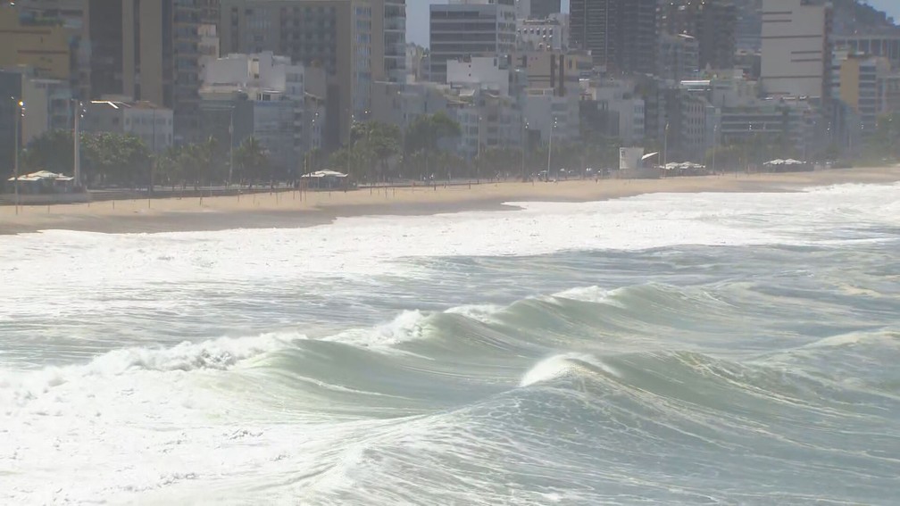 Ressaca no Leblon neste sábado — Foto: Carlos Trinta/Reprodução/TV Globo