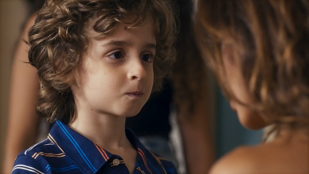Guarda de Tonho ser´disputada por Brisa e Ari em Travessia — Foto: TV Globo