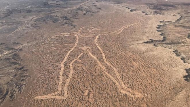 Desenho de homem de 4,2 km de 'altura' foi avistado pela primeira em 1998 por piloto de helicóptero (Foto: PHIL TURNER/BBC)