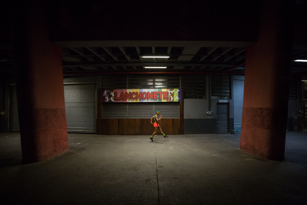Ana Luiza dos Anjos Garcez, a Animal, madrugou para fazer uma versÃ£o reduzida do seu treino diÃ¡rio, dando tiros ao redor do GinÃ¡sio Ibirapuera nesta-sexta-feira (22) (Foto: FÃ¡bio Tito/G1)