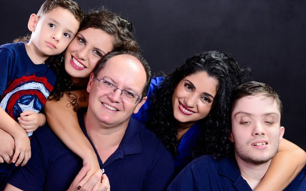 Eliana Fátima, o marido e os três filhos — Foto: Arquivo pessoal/Eliana Fátima