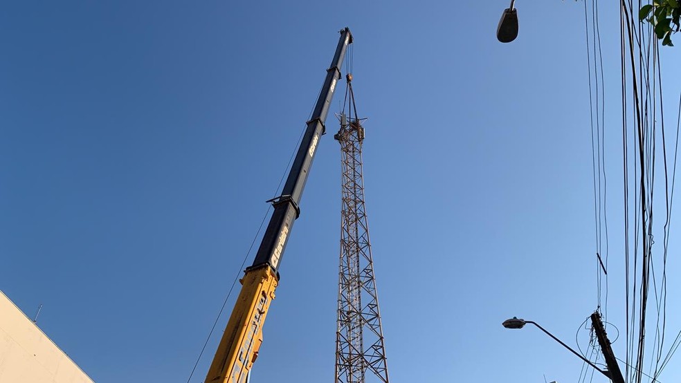 Guindaste faz escoramento de torre para o processo de desmontagem — Foto: Paulo Sadat/Sistema Verdes Mares