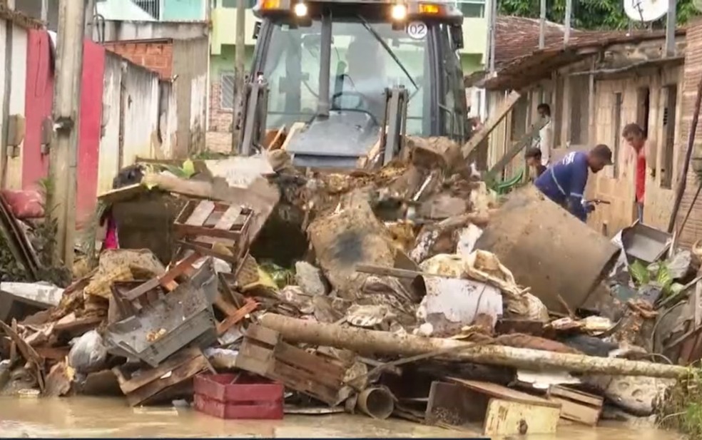 Entulhos e lama geram preocupação em cidades atingidas pelas chuvas na Bahia — Foto: Reprodução/TV Bahia