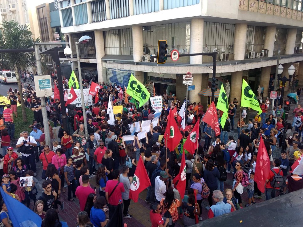 JUIZ DE FORA, 10h37: manifestantes bloqueiam a Avenida Rio Branco — Foto: Roberta Oliveira/G1