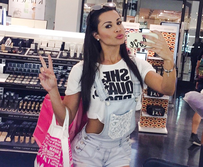 Fernanda D'avila faz compras em Orlando (Foto: Divulgação)
