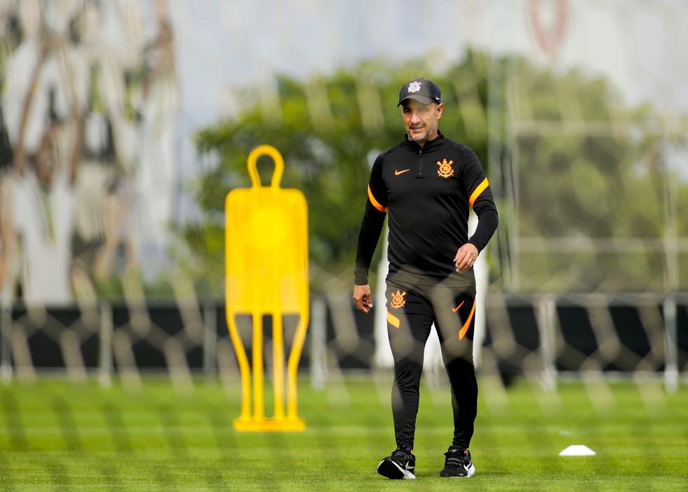 Vítor Pereira no treino do Corinthians nesta segunda-feira, antes de enfrentar o Cuiabá — Foto: Rodrigo Coca/Ag. Corinthians
