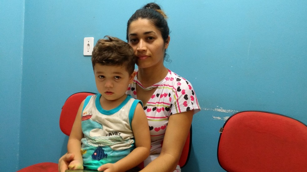 O pequeno Miguel, de 3 anos, e a mãe, Myrla do Nascimento, reclamaram da demora no atendimento na UPA Sul (Foto: Toni Francis/G1)