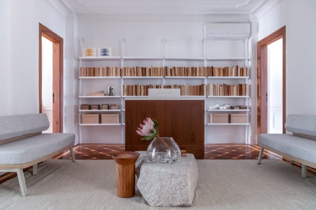 RECEPÇÃO | Os sofás são da Minimal Mais Design, o aparador e a mesa de centro foram feitos pela Pagliotto Pedras e os tapetes são da Dom Daqui  (Foto: Rafael Renzo / Divulgação)