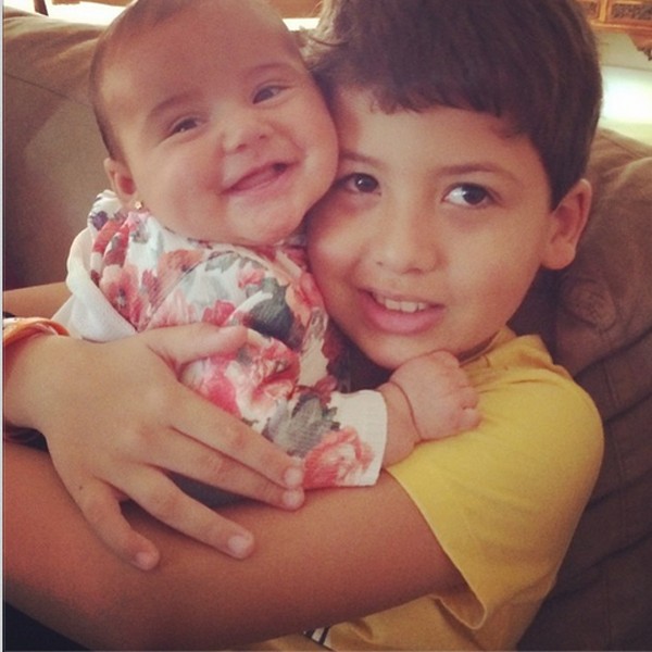 Miguel e Bruna se abraçam (Foto: Reprodução/Instagram)