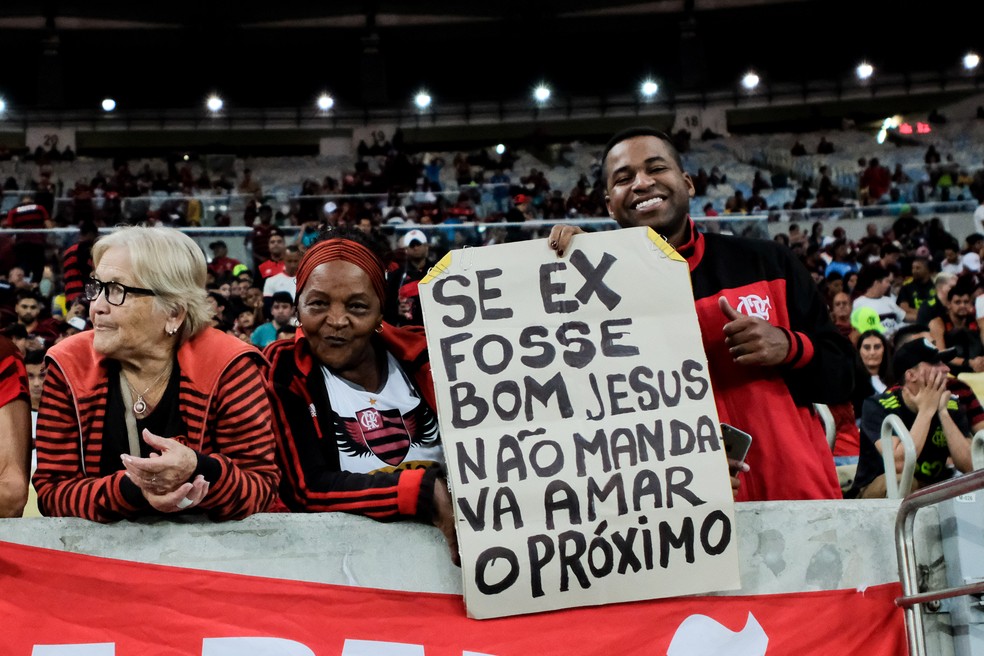 Torcedor do Flamengo segura cartaz com referÃªncia a Guerrero, que passou pelo Rubro-Negro â€” Foto: BRUNO BAKETA/AGIF/ESTADÃƒO CONTEÃšDO