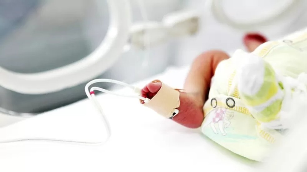 Bebês que nascem de mães que não completaram 14 anos correm mais riscos de complicações, mostram pesquisas — Foto: GETTY IMAGES
