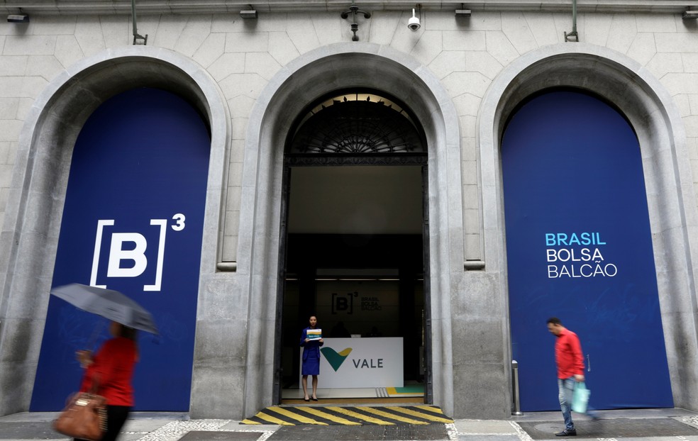 Entrada da sede da B3, que subiu 26,8% em 2017 e continua renovando recordes em 2018 em meio ao fluxo positivo de compras de ações por investidores estrangeiros (Foto: Paulo Whitaker/Reuters)