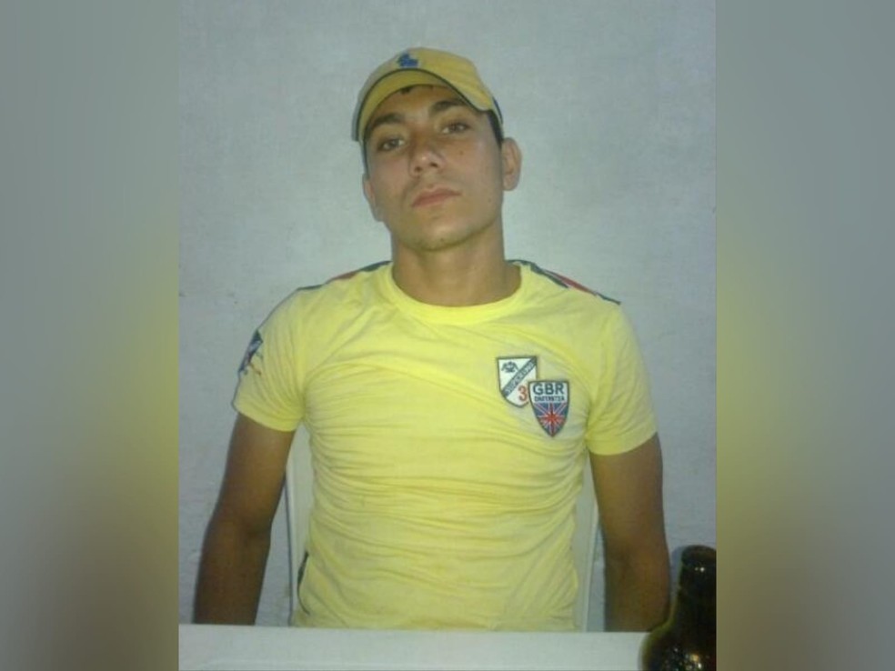 Regileudo, de 26 anos, foi morto com um tiro nas costas no primeiro dia de trabalho como entregador em Fortaleza. — Foto: Reprodução/ Facebook