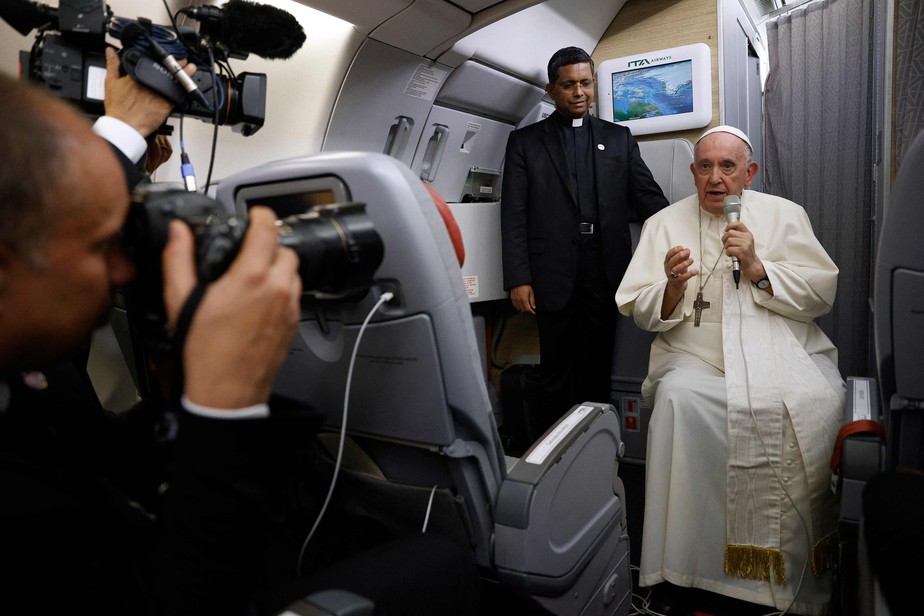 Papa Francisco fala durante entrevista coletiva a bordo do avião papal em seu voo de volta depois de visitar o Canadá