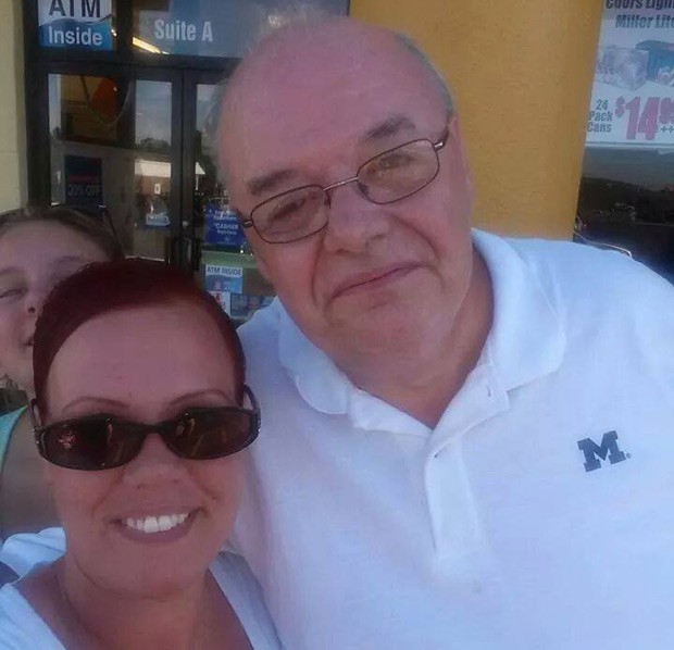 Fred Civis abraçado a uma cliente do supermercado onde trabalhou por quase 40 anos em imagem postada por ela no site que pede boicote à loja após demissão (Foto: Reprodução / Facebook)