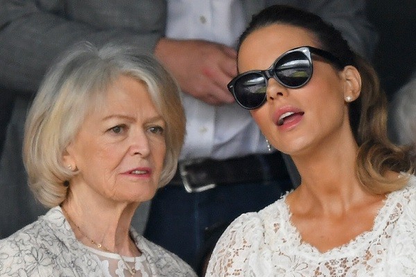A atriz Kate Beckinsale na companhia da mãe, a também atriz Judy Loe, no torneio de tênis de Wimbledon (Foto: Getty Images)