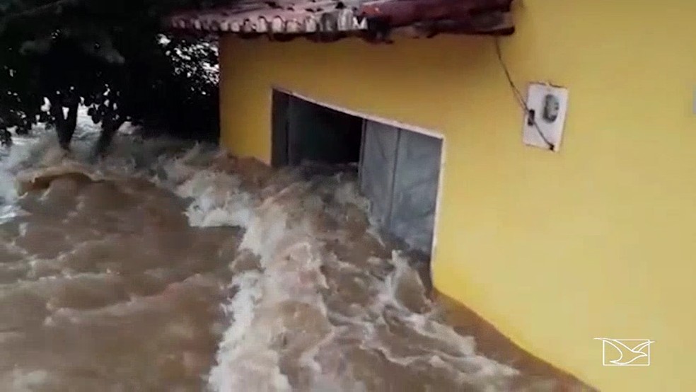 Casas foram inundadas em Tuntum, após a maior chuva registrada nos últimos 30 anos na região (Foto: Reprodução/TV Mirante)