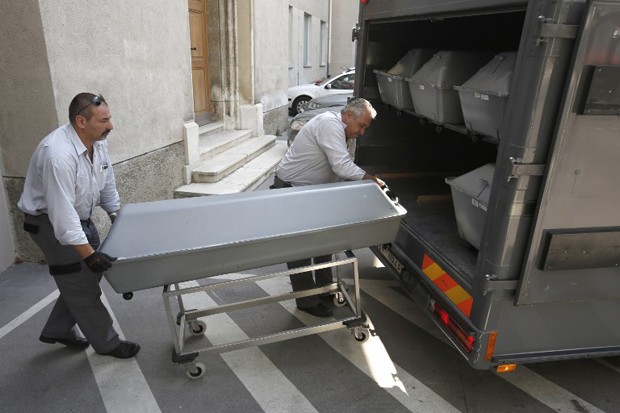 Primeiros dos corpos dos migrantes que foram encontrados em um caminhão frigorífico, no leste da Áustria, chegam a Viena (Foto: Dieter Nagl /AFP)